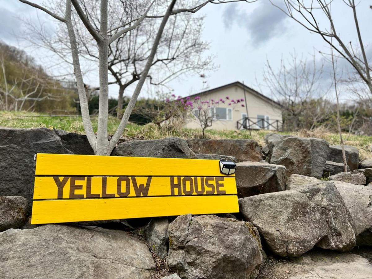 Toyako Yellow House By Lake Toya מראה חיצוני תמונה